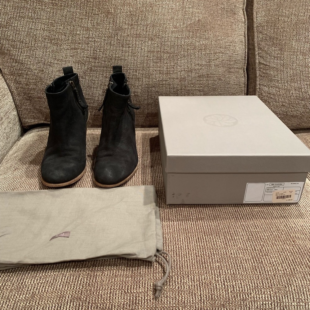 HOSS BLACK SIDE ZIP BOOTIE SIZE 39 MODERATE WEAR